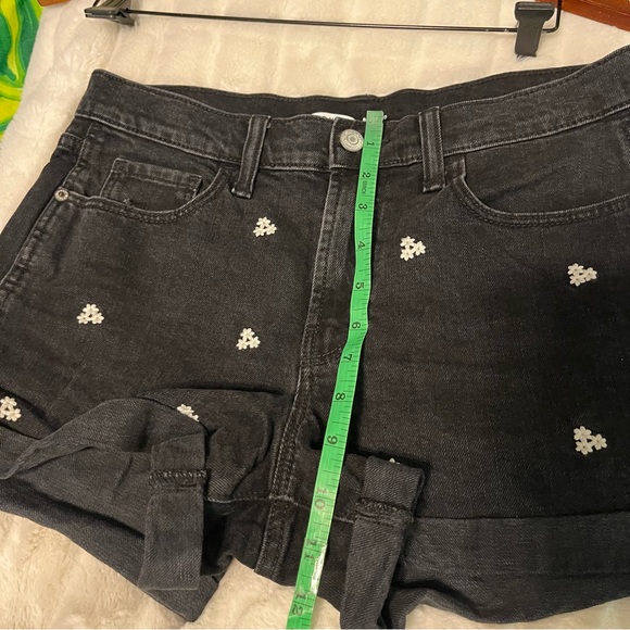 Old Navy Size 6 Black Denim White Daisy Embroidered Cuffed Summer Spring Shorts - Picture 4 of 10
